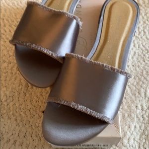 Chinese Laundry Slides Silver/Gray NEW IN BOX 9